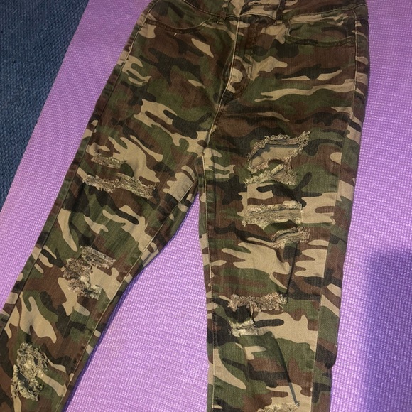 Forever 21 camo jeans - Picture 2 of 5